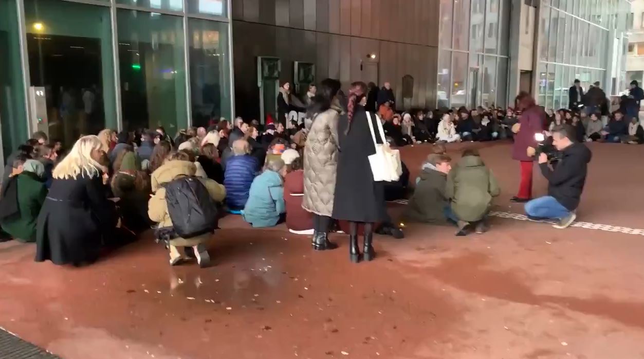 Video: Dutch FM employees stage a sit-in protest calling for immediate ceasefire in Gaza