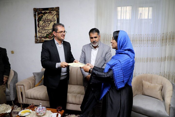 “فاتمە زاهری “ڕێکۆردداری گینس لە سنە، ڕێزی لێگیردرا