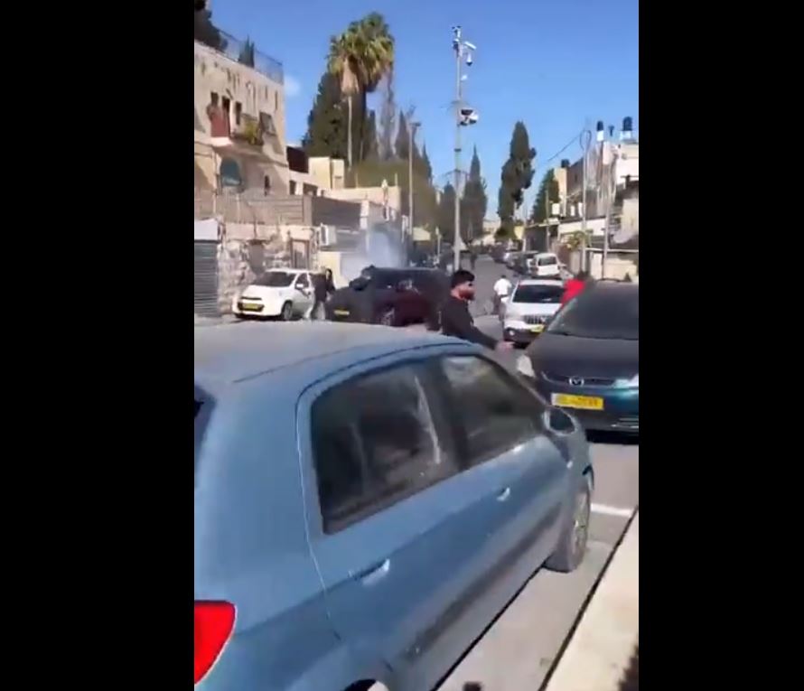 Video: Israeli forces fire teargas at worshippers trying to access Al-Aqsa Mosque 