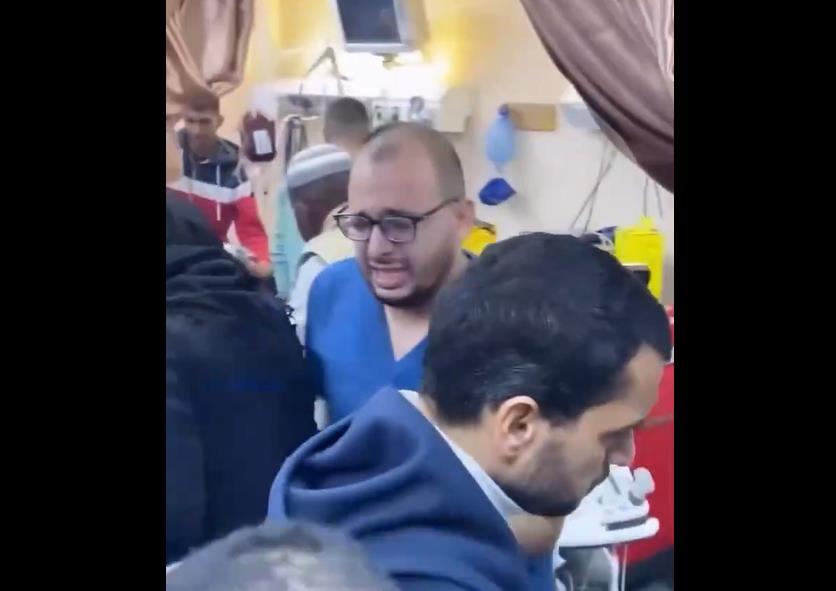 فيديو | استشهاد والد واخوة طبيب وعدد من أفراد عائلته في غزة