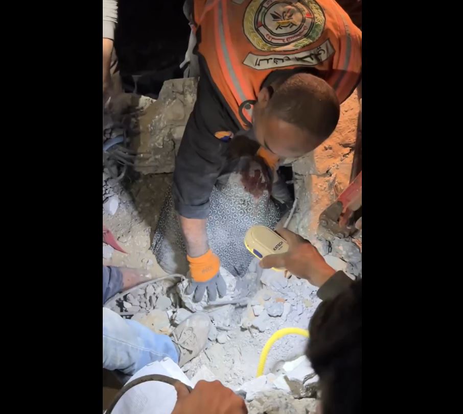 Video: A mother and her children miraculously extracted from rubble of their home alive