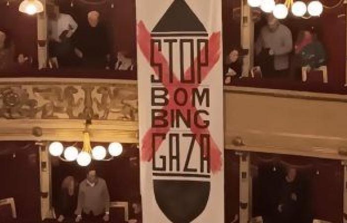  فيديو | احتجاج في دار أوبرا لا سكالا في ميلانو للمطالبة بوقف إطلاق النار في غزة