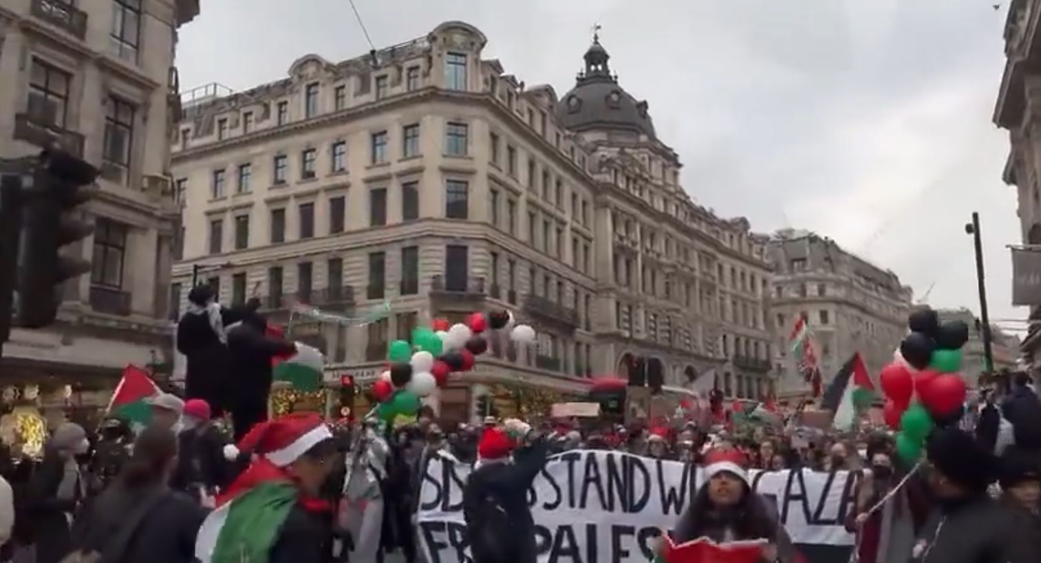 Video: Massive protest in Oxford Street of London calling for boycott of stores supporting Israel