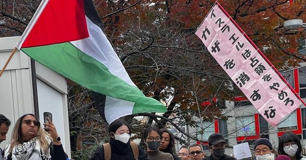 فيديو | وقفة تضامنية أمام محطة شينجوكو في اليابان مطالباً لوقف الحرب على غزة