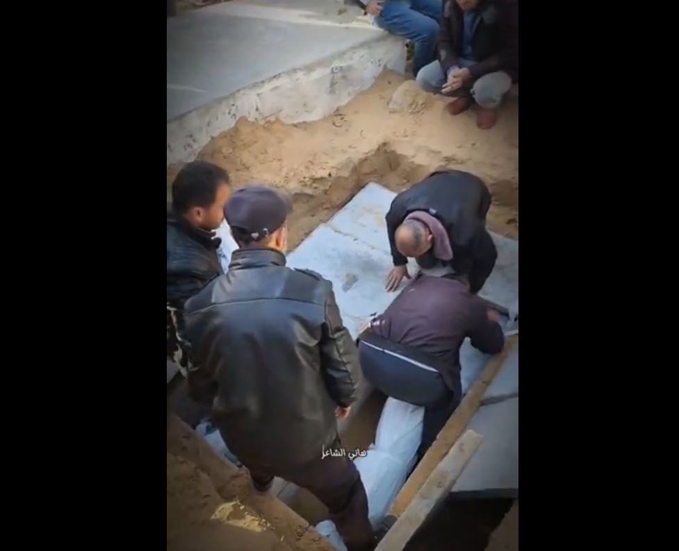 Video: Palestinian child buried in his mother’s arms in same grave after both martyred in Rafah