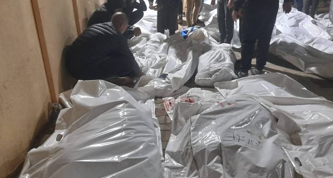 وصول جثامين عشرات الشهداء إلى غزة عقب إفراج الاحتلال عنها.. بعضها أشلاء