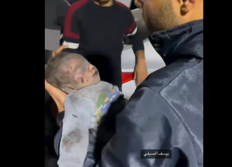 فيديو | استشهاد طفل رضيع بغزة لا يتجاوز عمره بضع شهور في قصف صهيوني وحشي 