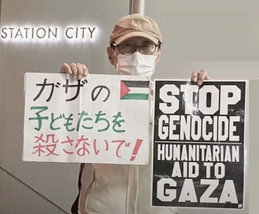 Video: Japanese activist demonstrates alone in solidarity with Gaza in front of Osaka Nuclear Plant