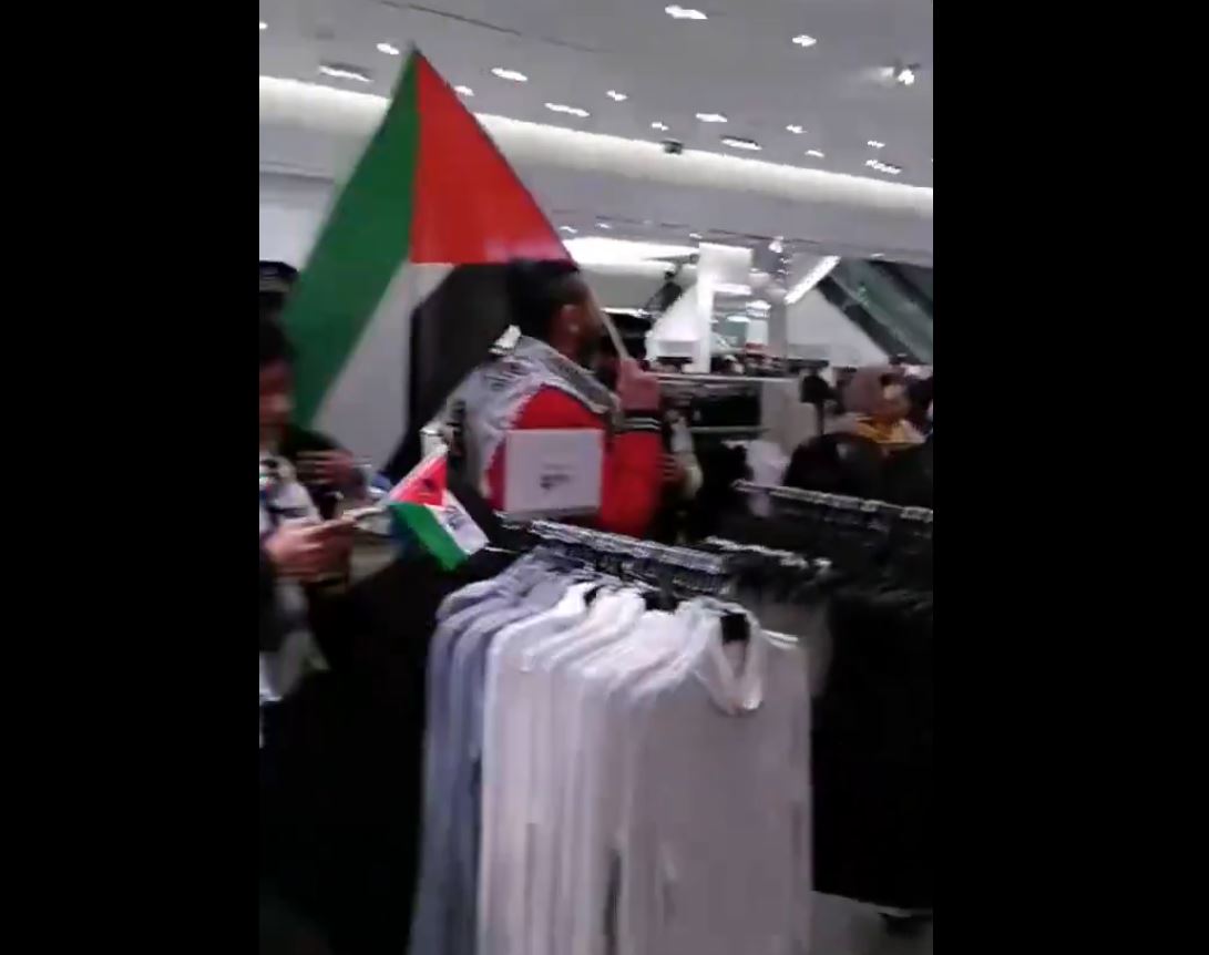 Video: Protest in front of Zara store in Westfield of London against its ties to Israeli extremists