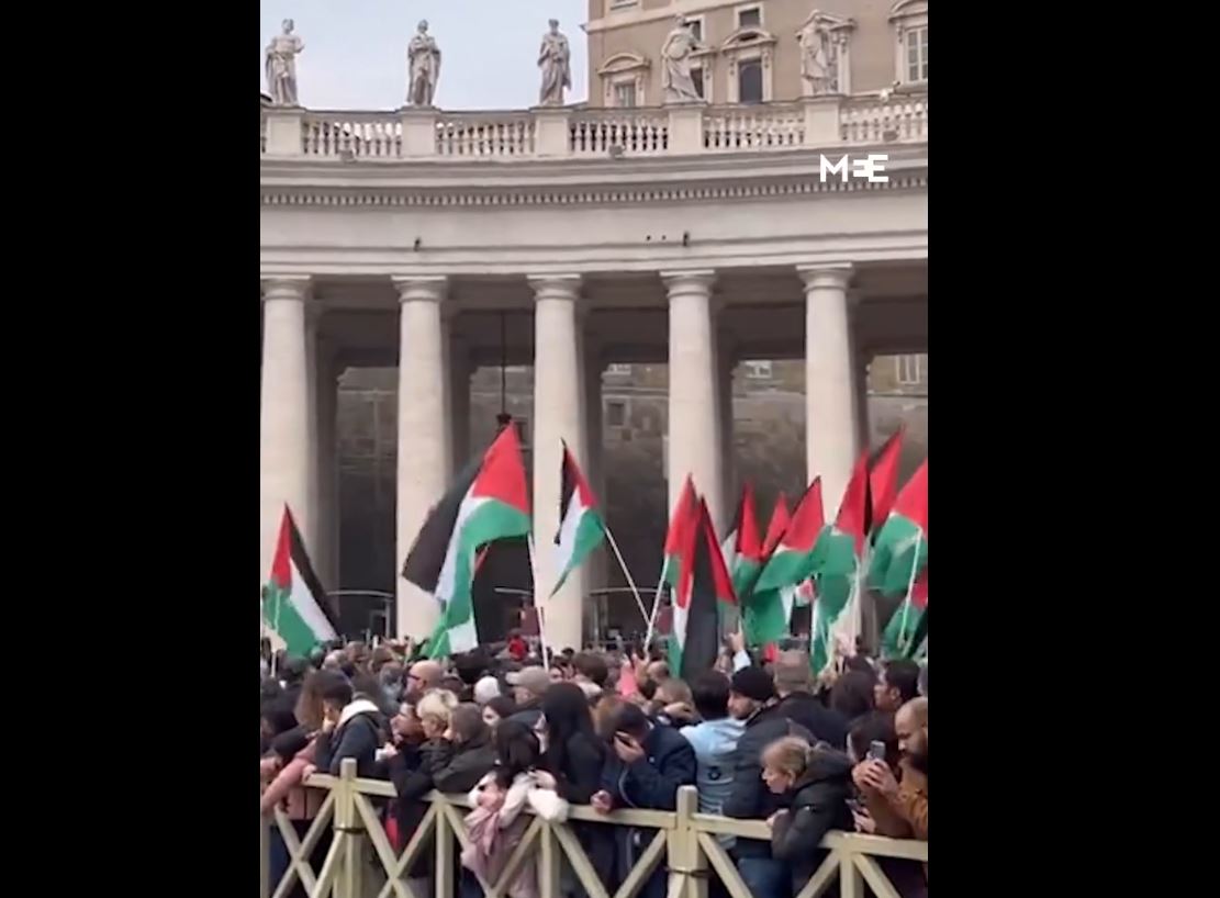 Video: Crowds in Vatican St Peter’s Square showed solidarity for Palestine on Christmas day
