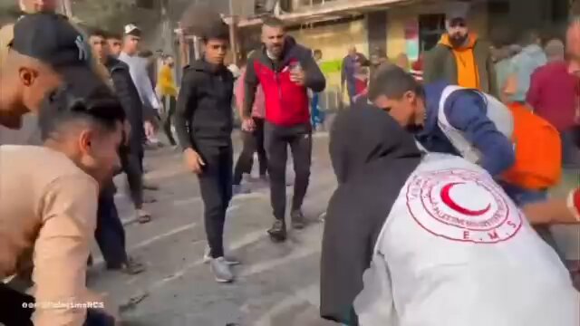 فيديو | مشاهد مروعة لعشرات الشهداء والجرحى أمام مستشفى الأمل بخانيونس  
