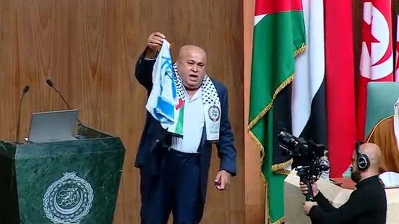 Депутат от Иордании сжег флаг сионистского режима в парламенте ЛАГ