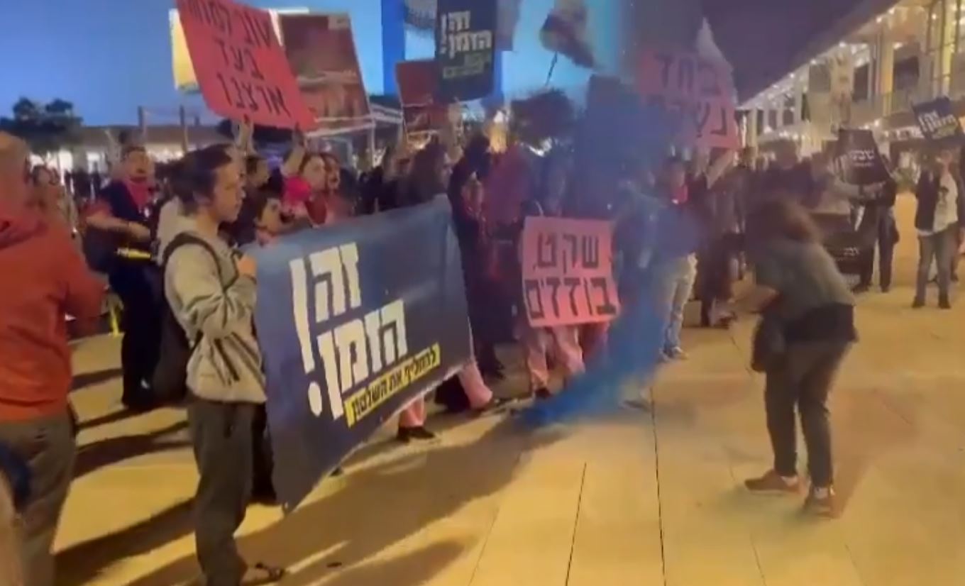 Video: Settlers demonstrate in Tel Aviv to pressure Netanyahu to swap their prisoners