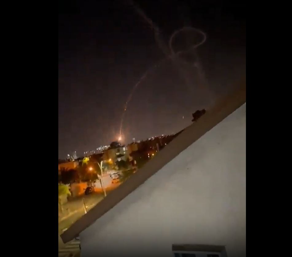 فيديو | قصف تل أبيب برشقة صواريخ قسام