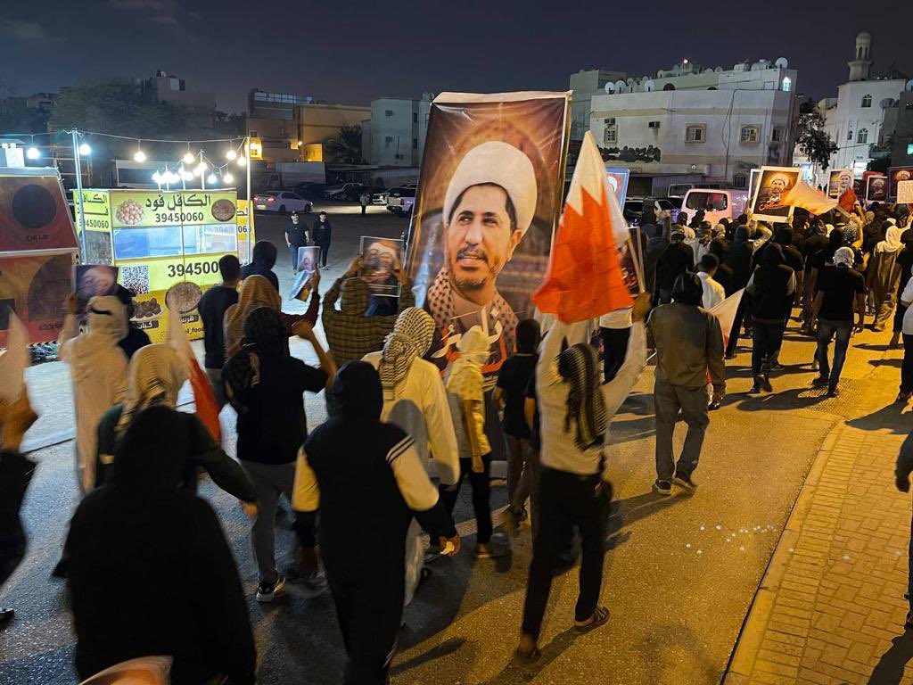 فيديو | مظاهرة ليلة في البحرين تطالب بإطلاق سراح عن الشيخ علي سلمان