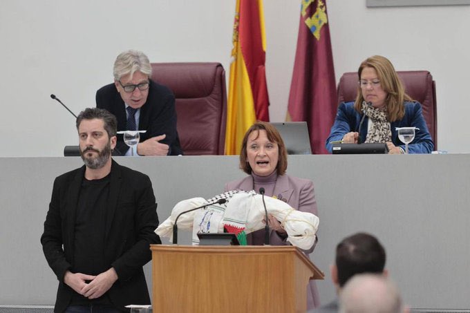 İspanyol Parlamentosu Temsilcisin'den Sembolik Hareket