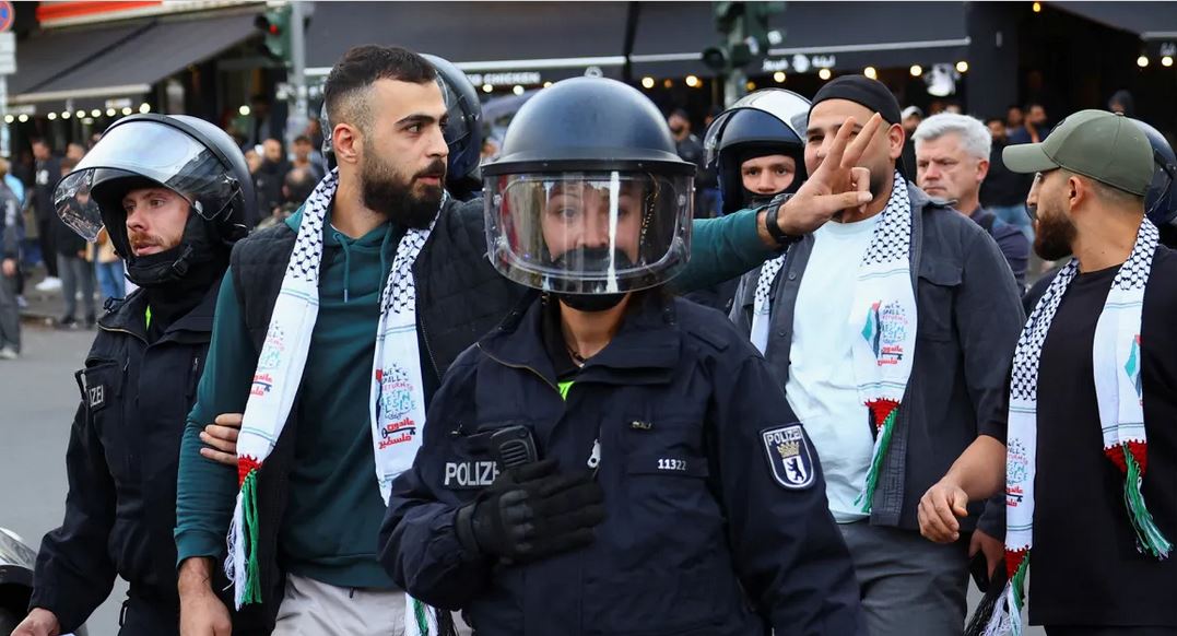 الشرطة الألمانية تمنع مظاهرة مؤيدة للفلسطينيين تحت شعار "لا احتفال أثناء الإبادة الجماعية"