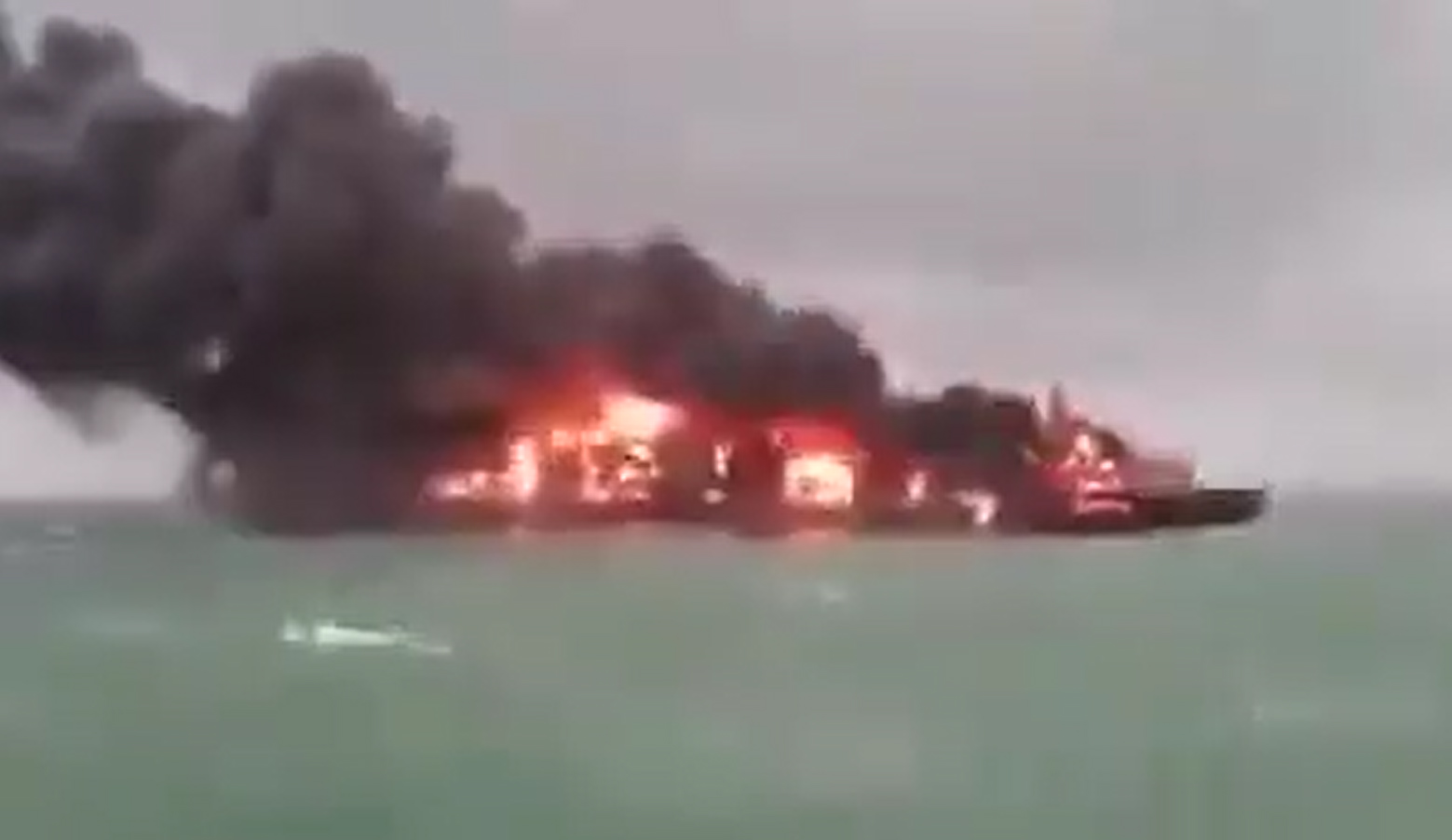 فيديو | قصف سفينتين صهيونيتن في باب المندب 