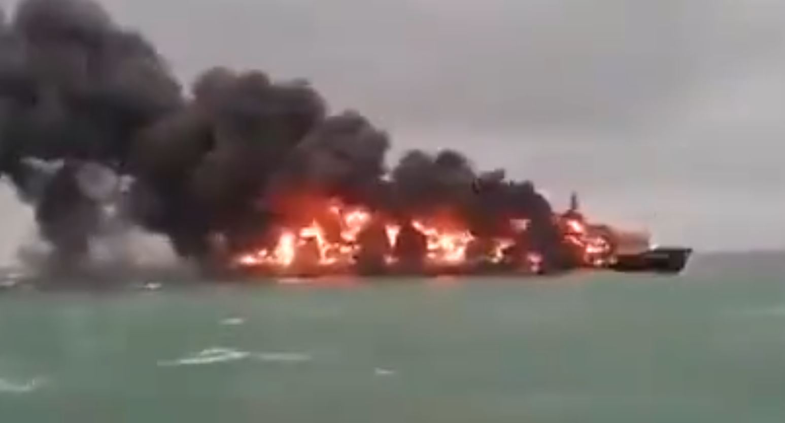 Video: Israeli ship targeted by brave Yemeni forces yesterday is burning and sinking