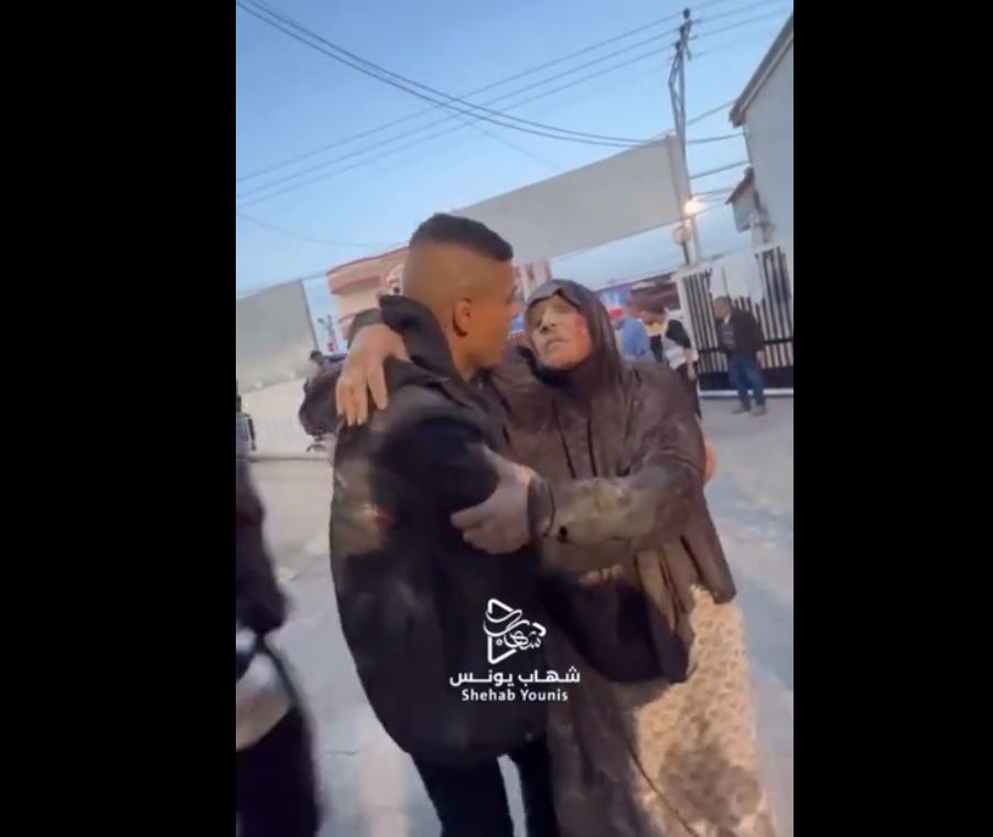 Video: “Did she fire rockets?!“ Youth shouting while holds an elderly injured woman in bombardment