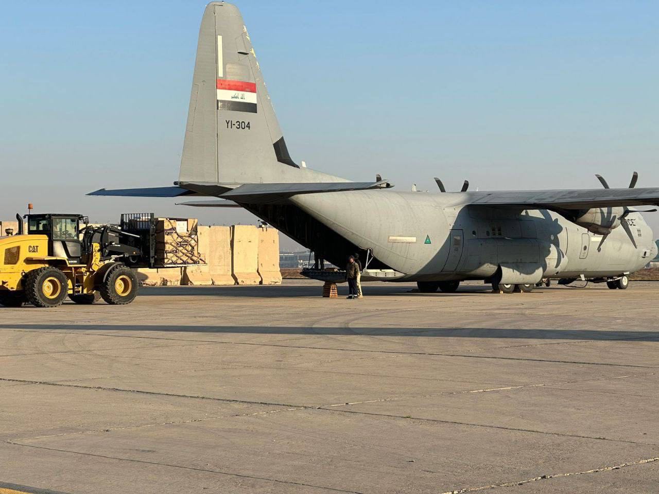 القوة الجوية العراقية تنقل مساعدات العتبة الحسينية الى غزة