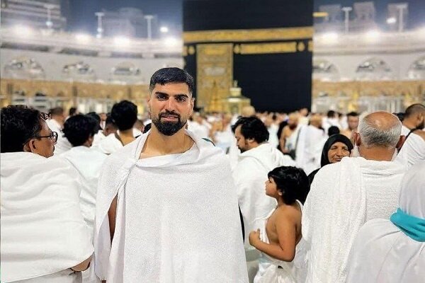 لاعبو نادي سباهان يؤدون مناسك العمرة بعد مباراتهم مع الاتحاد السعودي