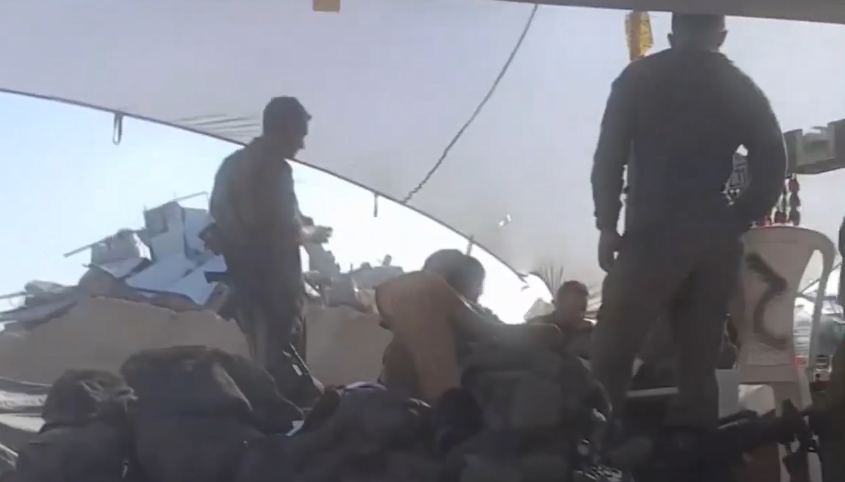 فيديو | لقطات توثق رصد ثكنة مكتظة بجنود إسرائيليين قبل تفخيخها وتفجيرها من قبل القسام