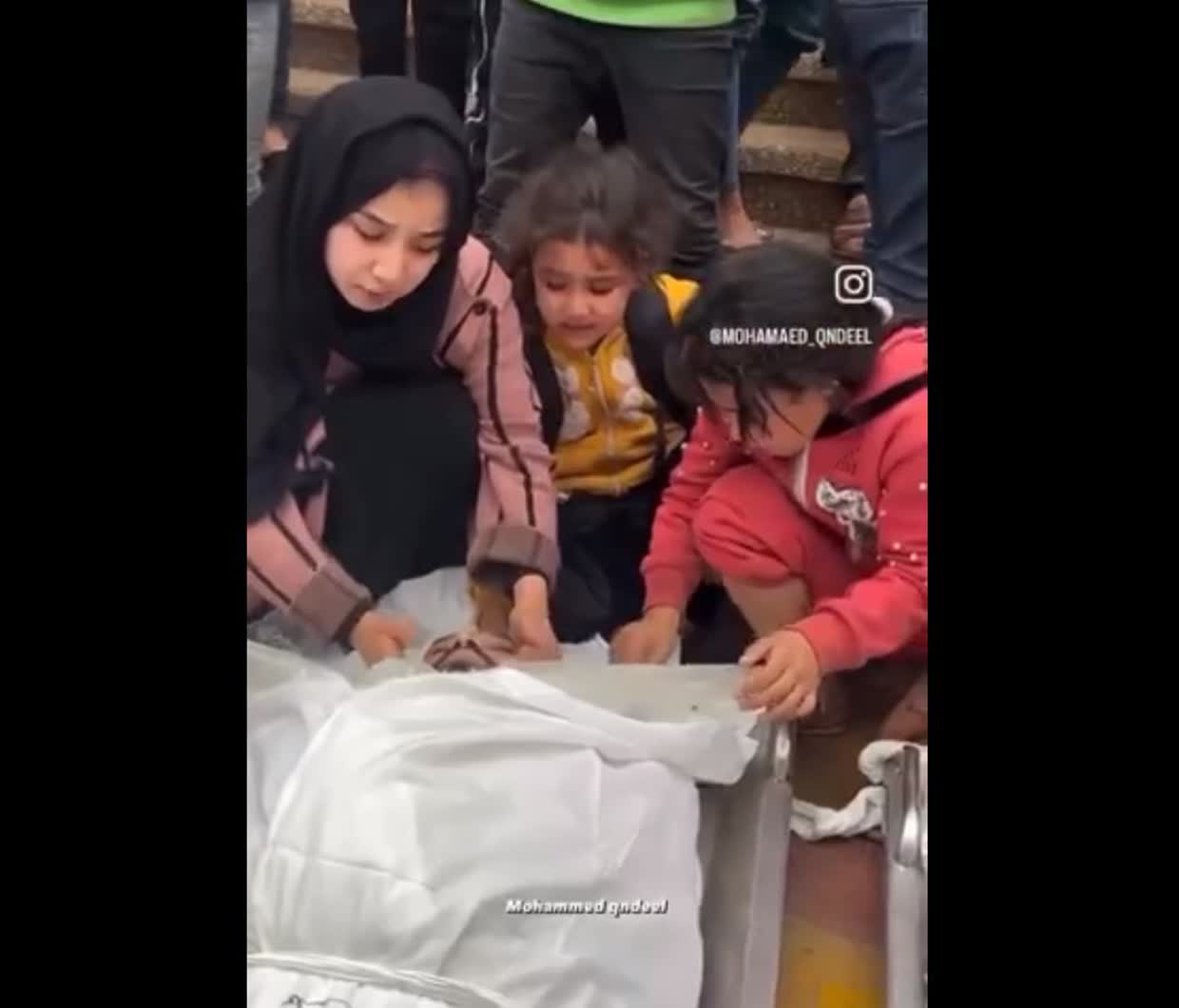 Perpisahan Gadis Palestina dengan Jenazah Ayahnya