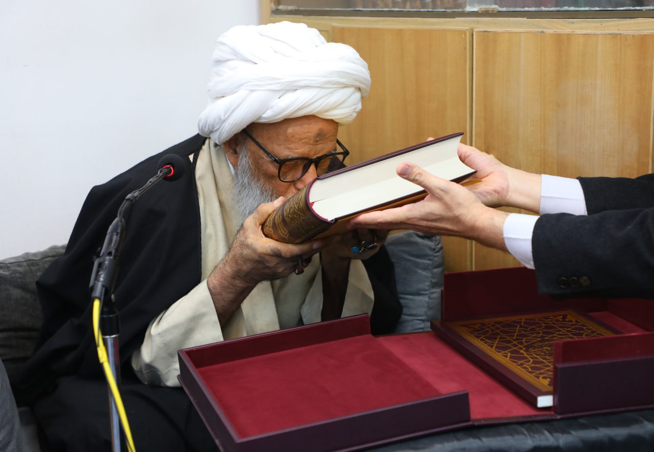 العتبة الرضوية ومؤسسة آل البيت (ع) تهديان لآية الله النجفي نسخة نادرة من القرآن + صور
