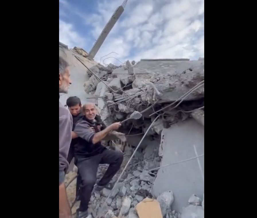Video: Palestinian elderly man searching for his family martyred by Israeli airstrikes in Khan Yunis