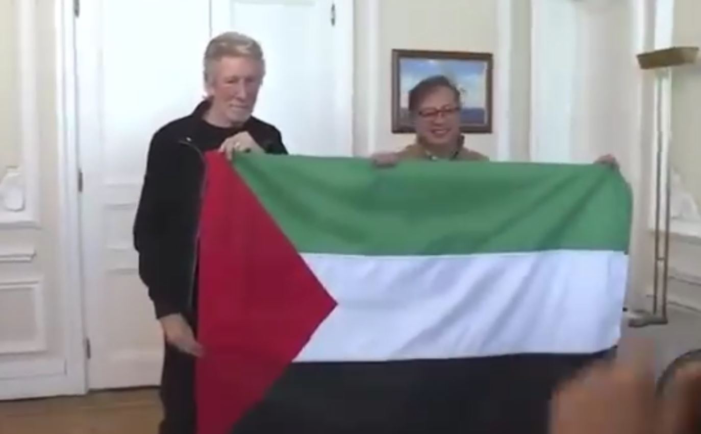 Video: Colombian President and musician Roger Waters raise Palestinian flag 