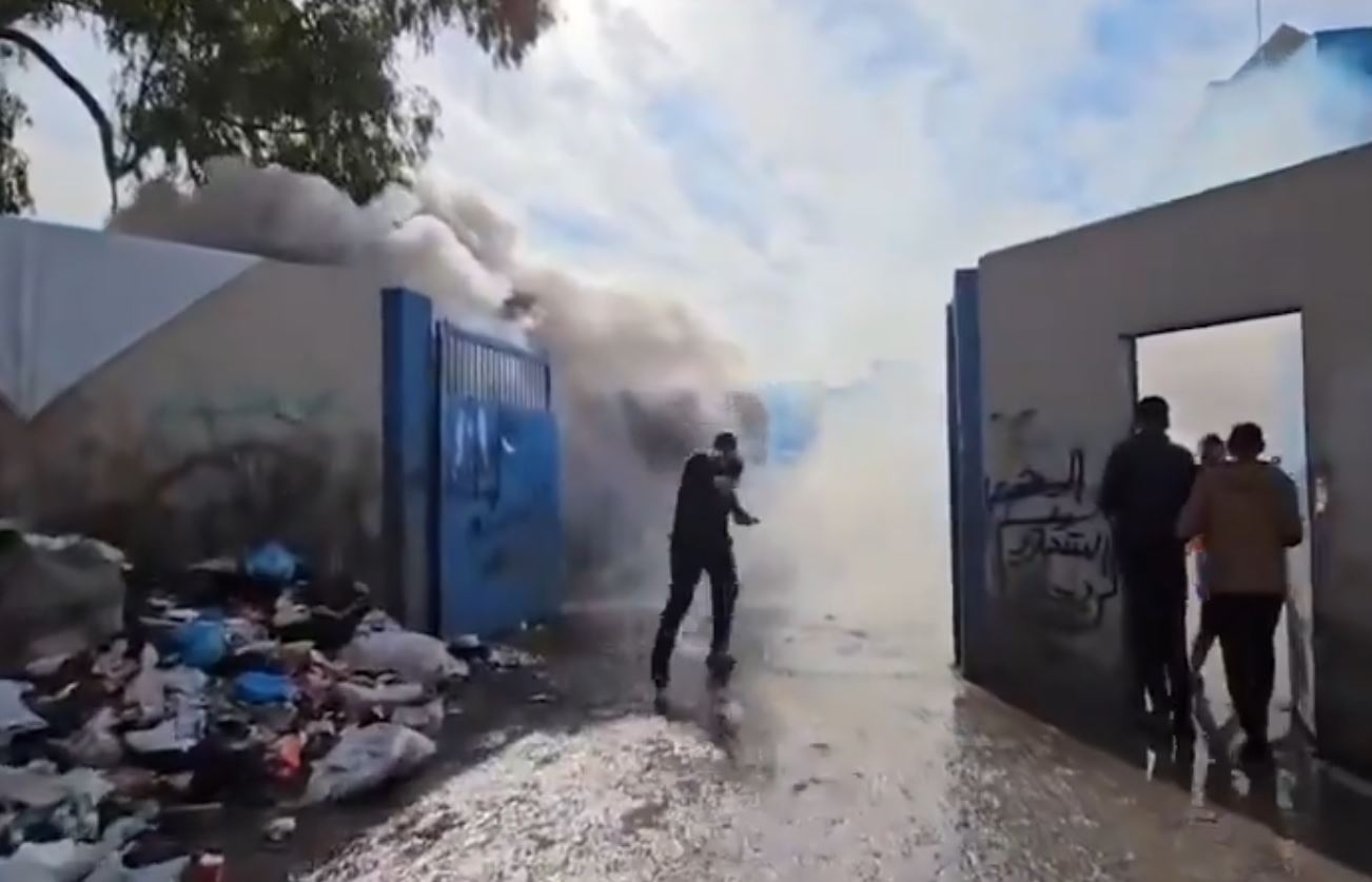 Video: Israeli forces targeted UNRWA school in Jabalia with smoke and white phosphorus bombs