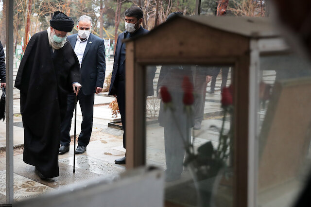 Video:  Imam Khamenei paid homage to Imam Khomeini and martyrs of the Revolution