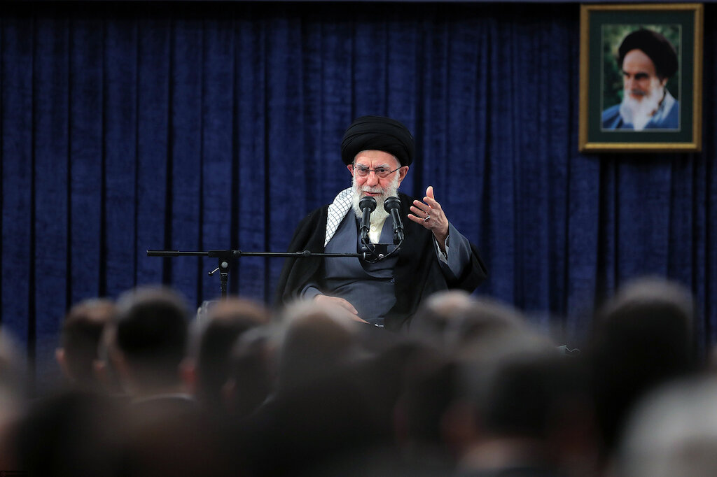Imam Khamenei: Improving the business environment is our duty (Video)