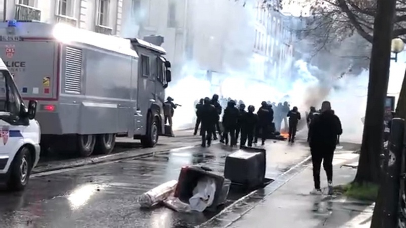Столкновение французской полиции с протестующими против повышения пенсионного возраста