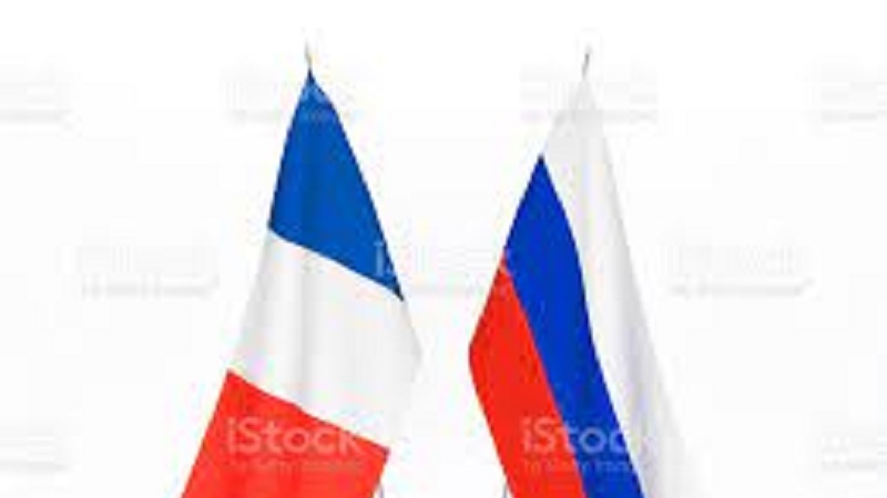 La Russia esclude problemi per Putin se Macron lo priva della Legion d’Onore