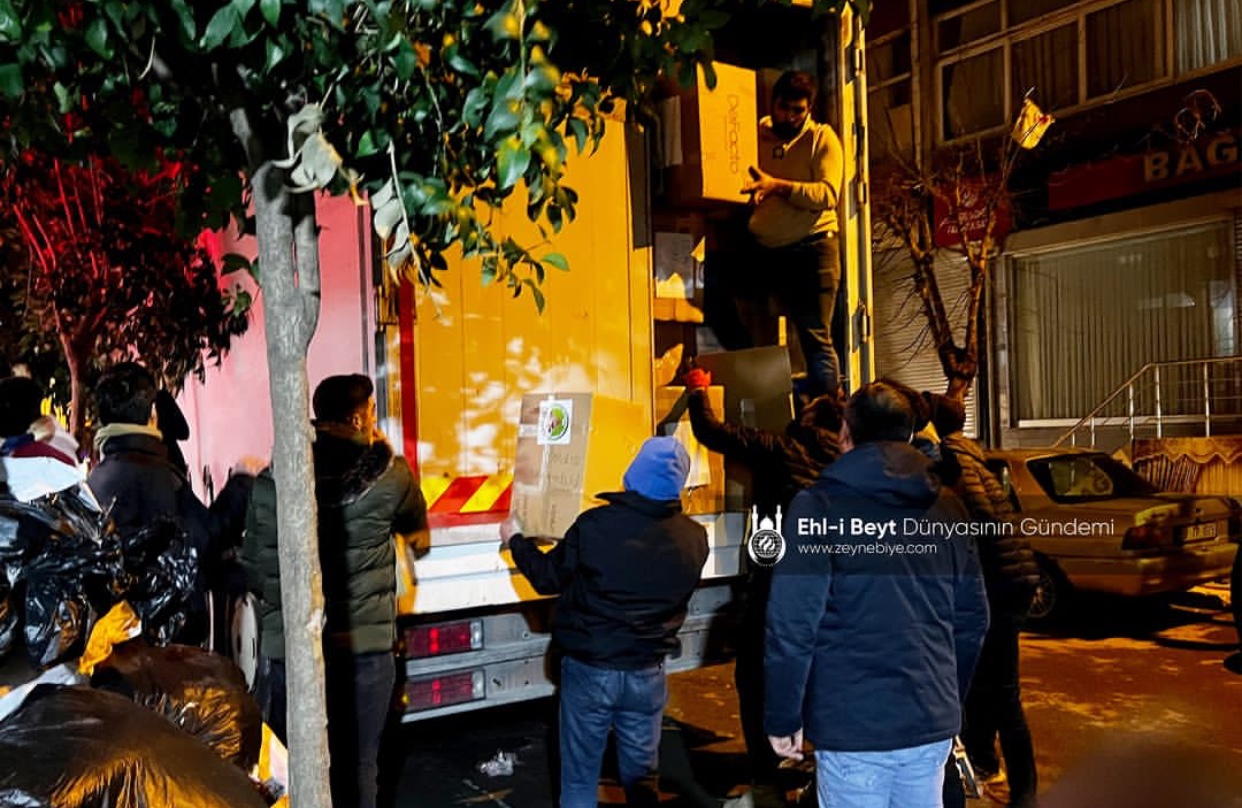 Фоторепортаж/Шииты в Стамбуле собирают пожертвования для пострадавших от землетрясения на юго-востоке Турции