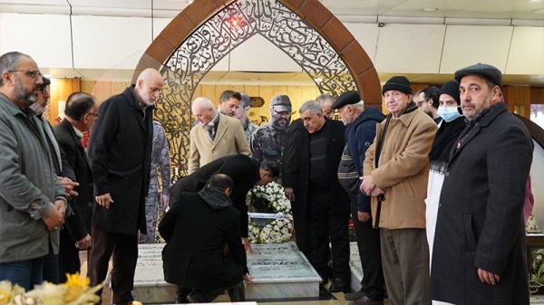 تاج گل بر مزار شهید «عماد مغنیه»