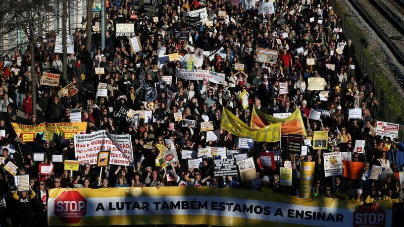 Тысячи учителей в Португалии протестуют против высоких расходов на жизнь