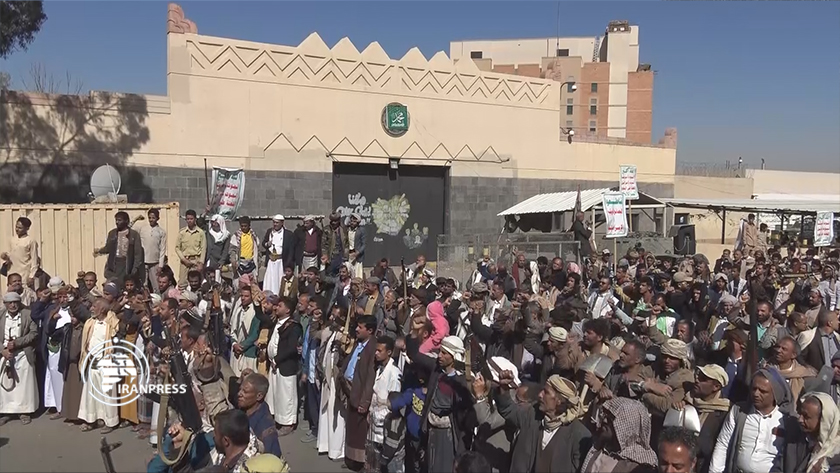Des centaines de Yéménites se rassemblent devant l'ambassade américaine à Sanaa