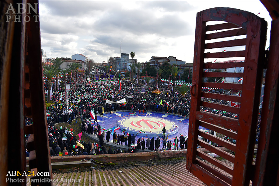 تقرير مصور / مسيرات شعبية لأهالي مدينة رشت بمناسبة الذكرى الرابعة والأربعين لانتصار الثورة الإسلامية 