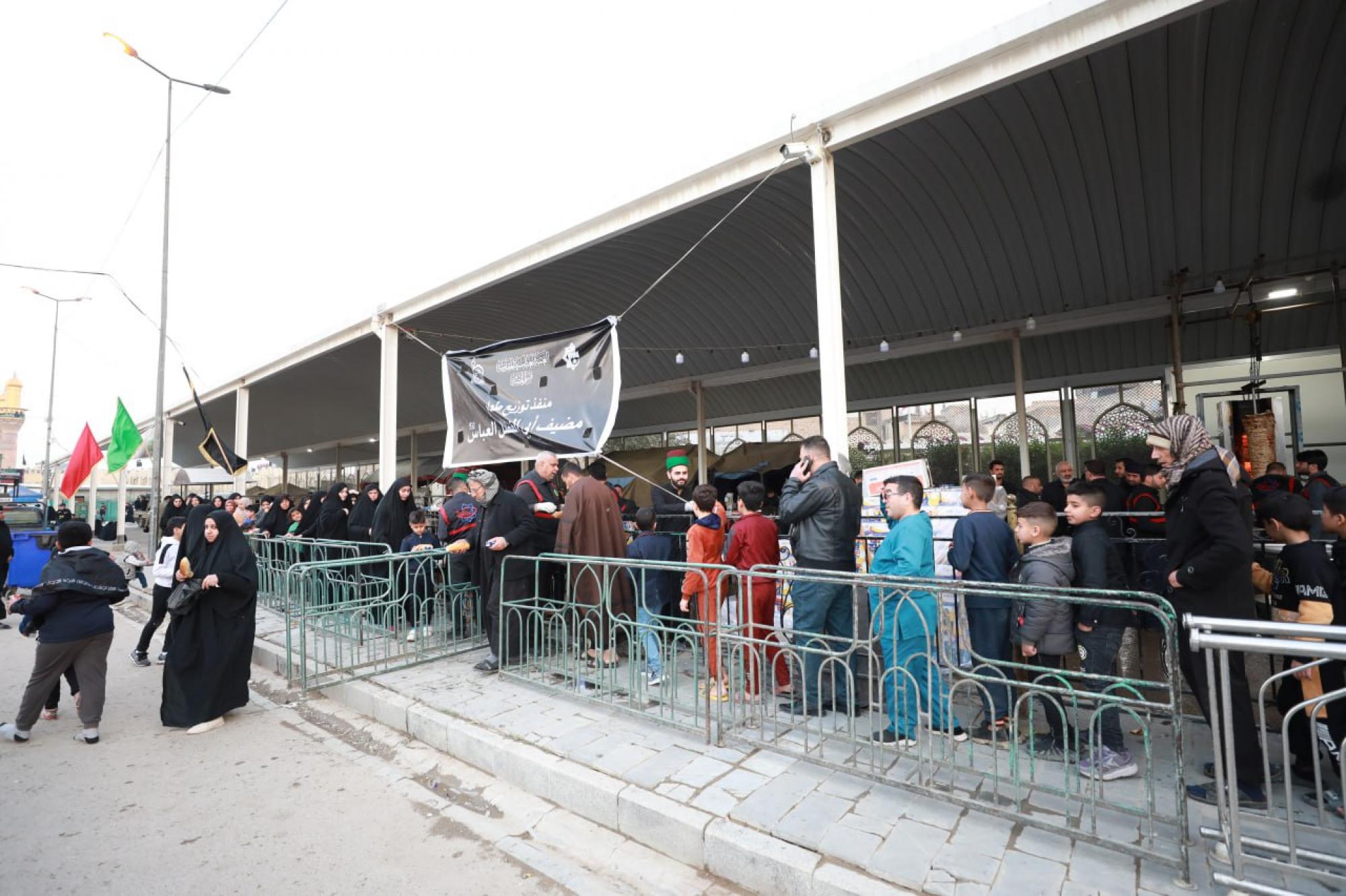 Al-Abbas holy shrine offers its services to visitors of Imam al-Kadhem (+Photos)