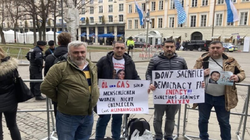 Азәрбајҹанлы мүһаҹирләр Мүнһендә Илһам Әлијевә етираз етдиләр