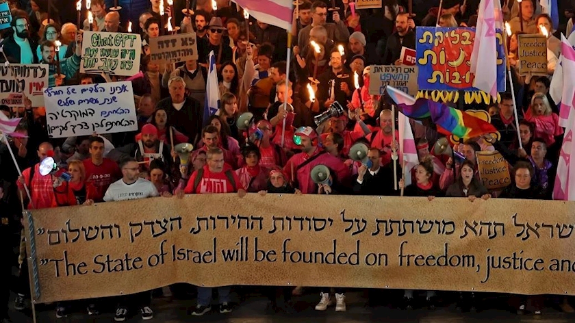 Tens of thousands of Israelis rally against Netanyahu