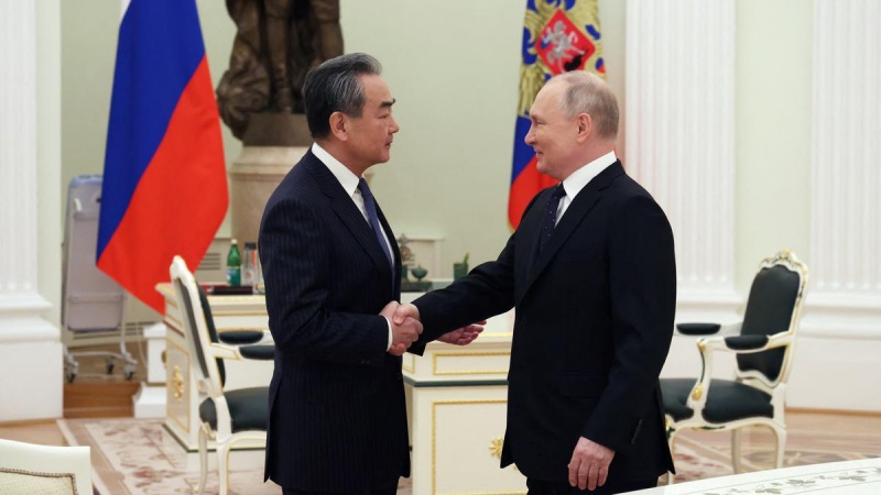 露大統領が中国外交トップと会談、習氏訪ロに期待　関係「新境地」