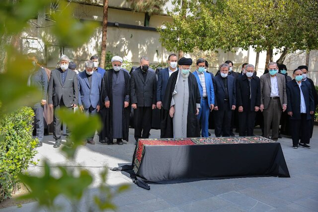 Imam Khamenei prays over deceased wife of Martyr Motahari
