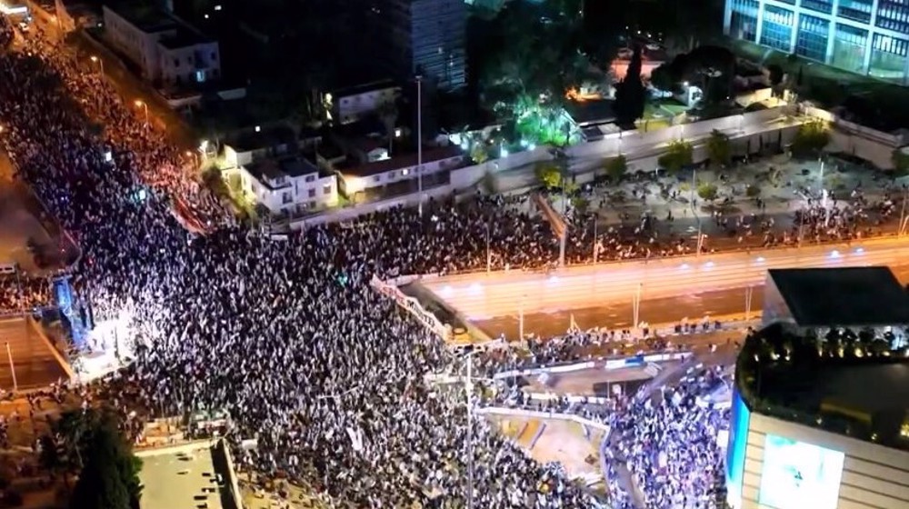 Massive rallies held against Netanyahu's 'judicial reforms' for 8th week
