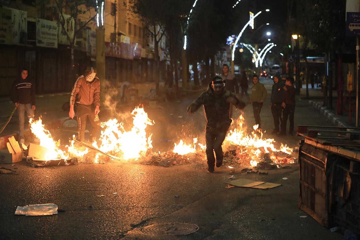 اندلاع مواجهات مسلحة بين مقاومين فلسطينيين وقوات صهيونية قرب مدخل مخيم عقبة جبر