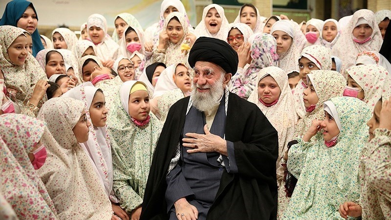 Rahbar: Berusahalah Menjadi Wanita Hebat Iran
