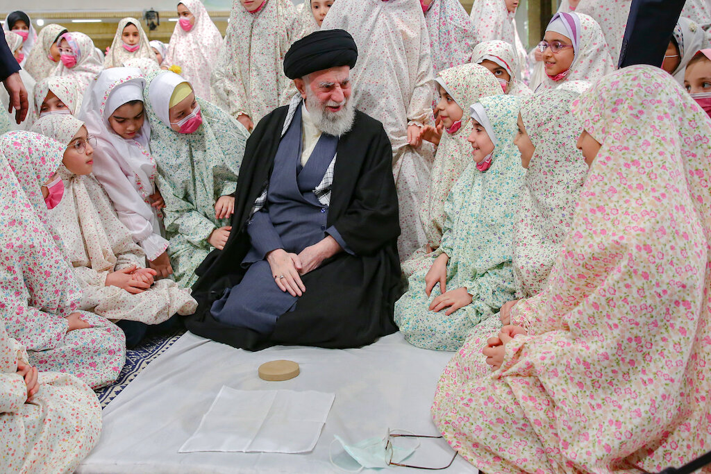 Imam Khamenei: Be friends with the Merciful God from start of early youthhood (Video)